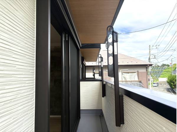 突然の雨でも安心。洗濯物を干したまま出かけられる2F屋根付きバルコニー