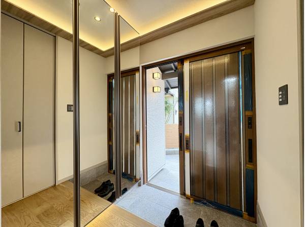 印象的な全身鏡のある玄関