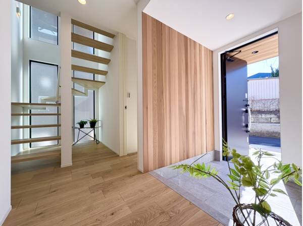 心地よい自然素材に包まれる玄関エントランス