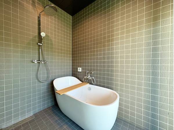 プール横には浴室も備わります！