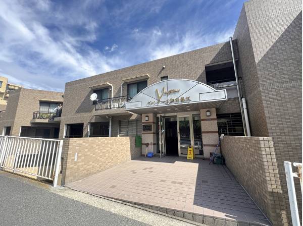 ひな壇地に佇む眺めのよいマンションです