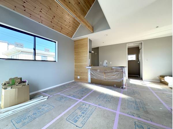 光に包まれた明るいダイニングとキッチン