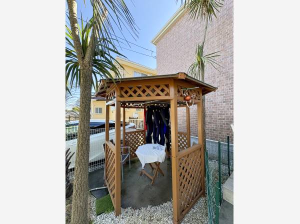 お庭の先にはガゼボもございます