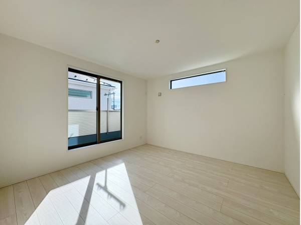 洋室は心地の良い陽光が差し込みます