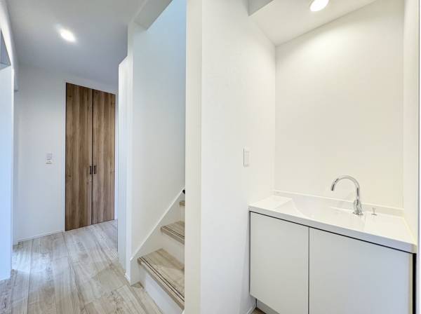 玄関傍に洗面台があるのも嬉しいポイントですね