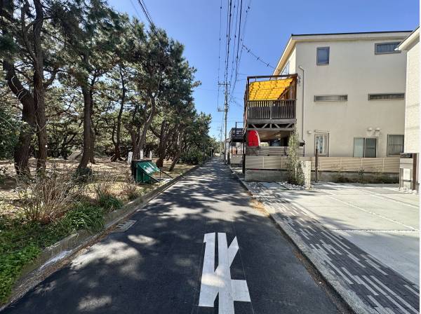 目の前には小和田浜公園があり、緑豊かな借景がございます