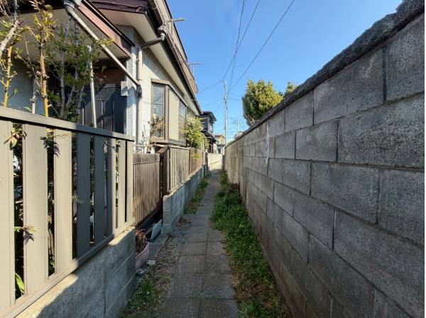 この小道を通ると踏切はないのですが線路に出られます