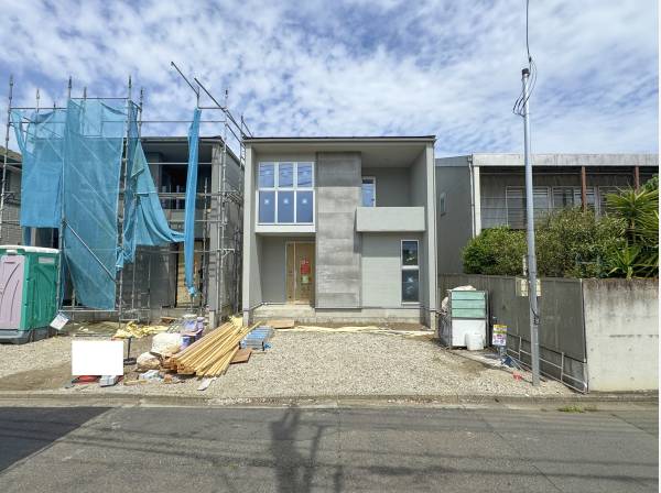 正面から見てもカッコいいですね。間口が広くて室内も明るいかと。