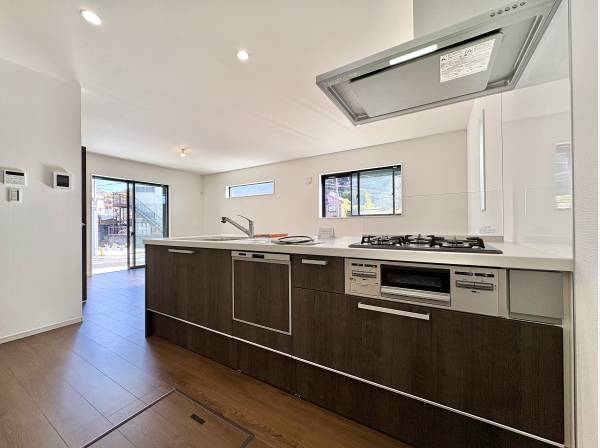 オープンキッチンは食洗機と浄水器付き