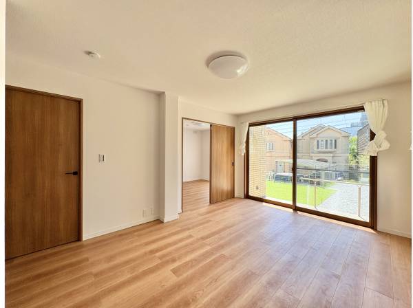 大きなサッシは陽光をリビングに届け、明るい空間にしてくれます