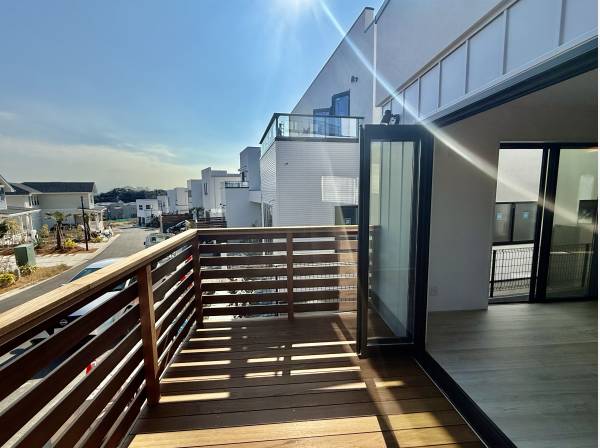 リビングの先にはウッドデッキを設置