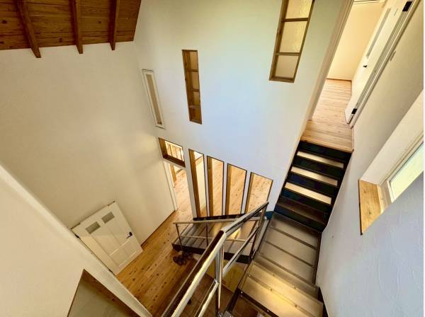 お洒落で吹き抜けの階段！