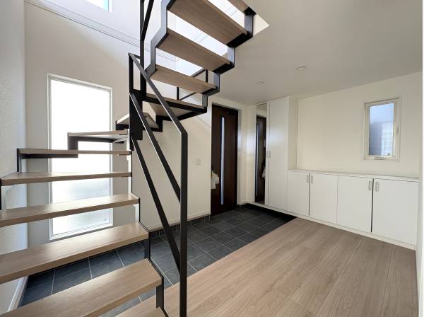 鉄骨階段が広い玄関ホールを引き締めます