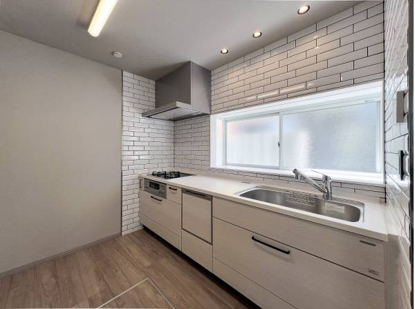 白のキッチンを包み込む陽光が明るさと見た目の美しさを引き立てます