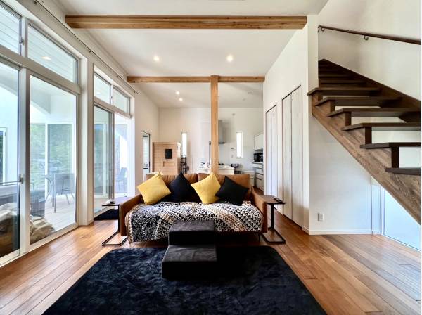 勾配天井で開放的なリビングルーム