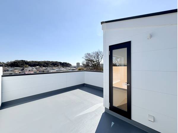 3階のルーフバルコニー。高台ならではの眺望。片瀬の町を一望できます