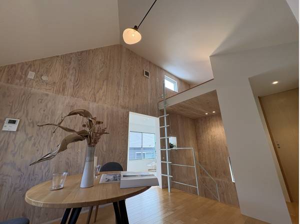 リビングは吹き抜けです。