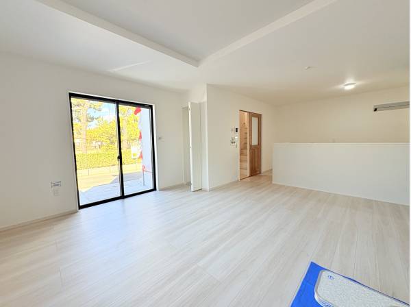 折り上げ天井の約18帖のLDK(1階)