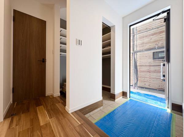 広々玄関ホールには土間収納スペースを確保