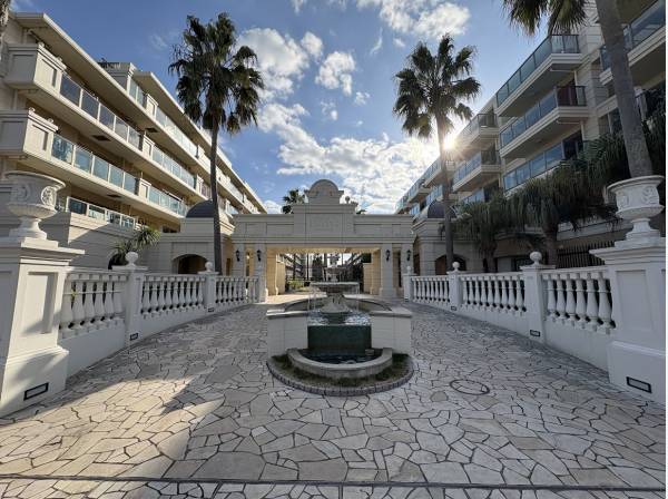 リゾート感あふれるマンション外観です