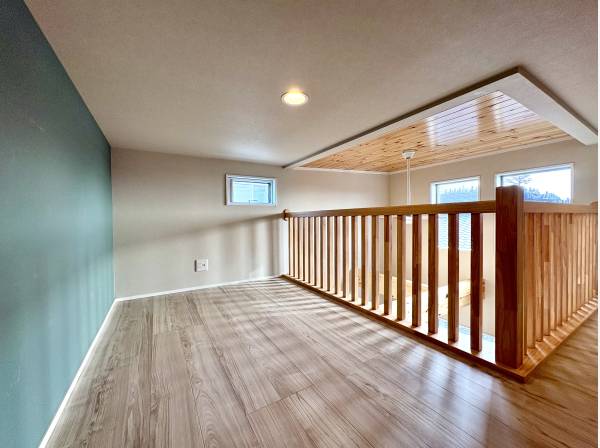 固定階段から上がるロフトスペース付きです。