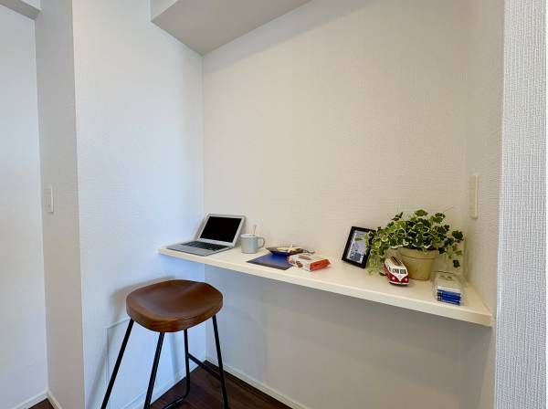 キッチン横にはワークスペースに最適なカウンター付き
