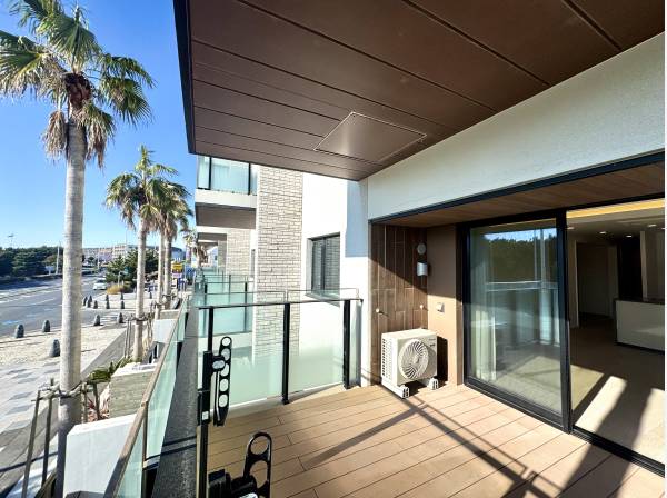 奥行きのあるバルコニーテラス