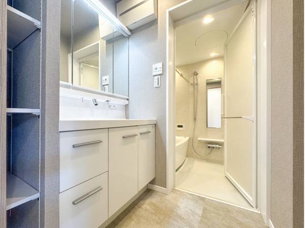 バスサニタリールームは白で統一され気持ちがいいですね