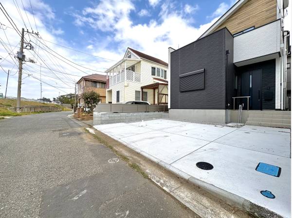 前面道路もゆったりです。駐車は2台ゆったり可能