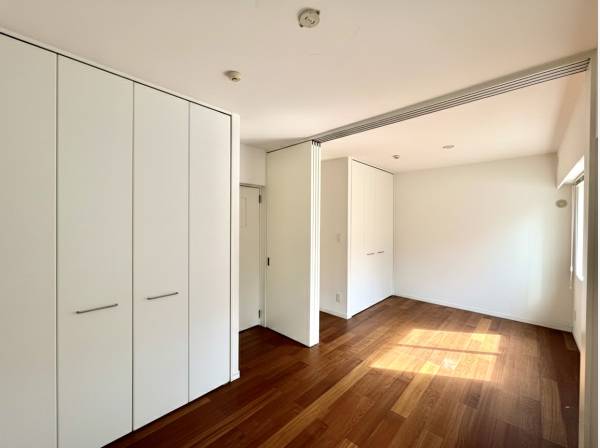 引き戸により2部屋にセパレート可能な居室