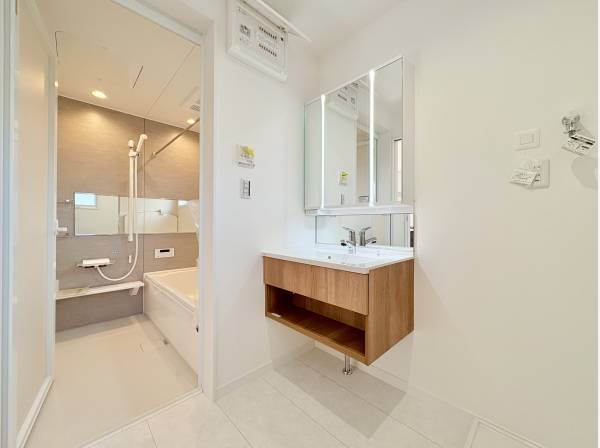 お洒落な洗面台とバスルーム