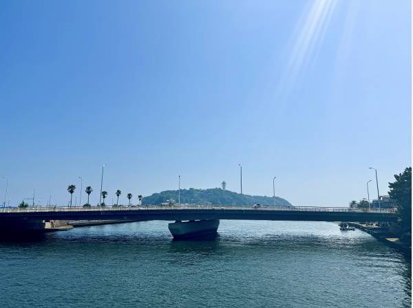 江の島まで自転車で9分（約2.7km）