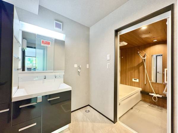 洗面から洗濯、浴室、動線を考えた設計になっております