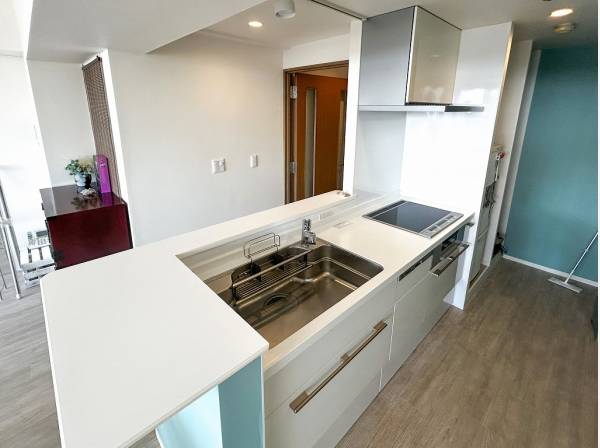 ライトブルーをアクセントに取り入れた開放的なキッチン