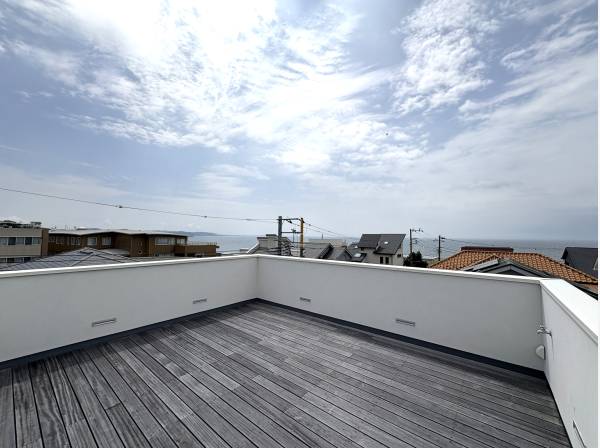 ルーフバルコニーから七里ガ浜の海を一望