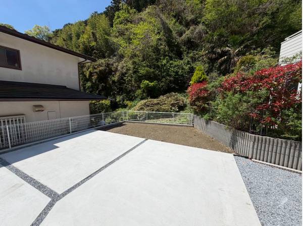 カースペースはゆとりの3台分！広々敷地で嬉しいですね！