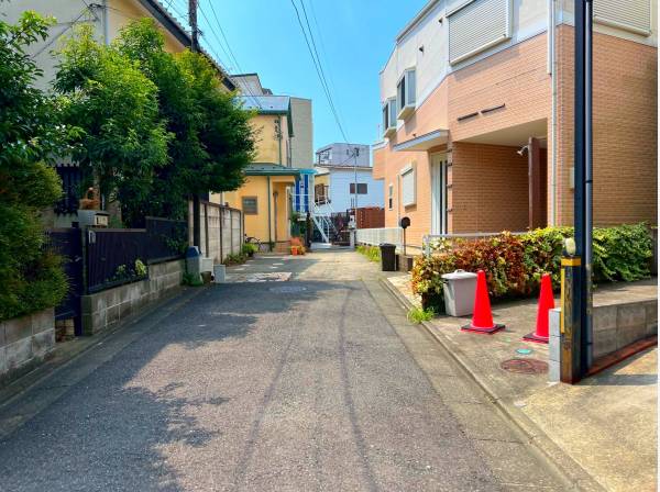 面している通りは約4m、お車も安心の広さ