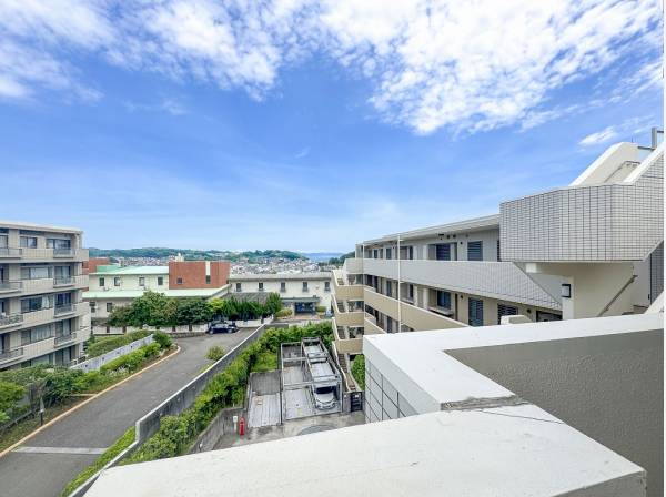 3方向に海を望むバルコニーがあります