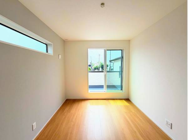 主寝室は大きいベッドを置いても余裕のあるお部屋です！