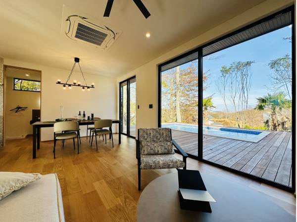 開放感溢れるリビングから望むプール