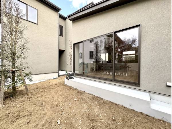 リビングからは南向きに面したお庭へ繋がります。ゆとりのあるお庭スペース