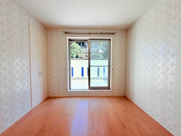 素敵なクロスの居室、こちらは約7.5帖と広々