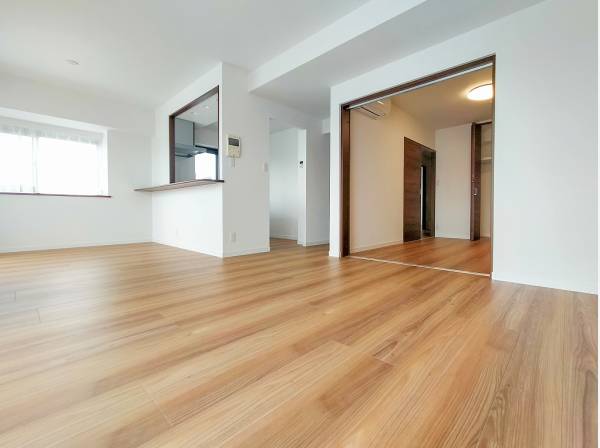 LDKに隣接する洋室はリビングの延長としても使えそう