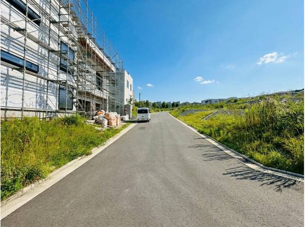 前面道路は広々していて開放的