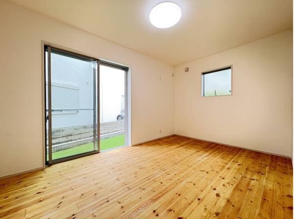 洋室からはお庭に出ることができます