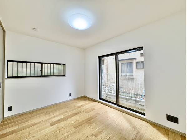 採光が確保できた洋室、くつろぎのひと時を過ごしください