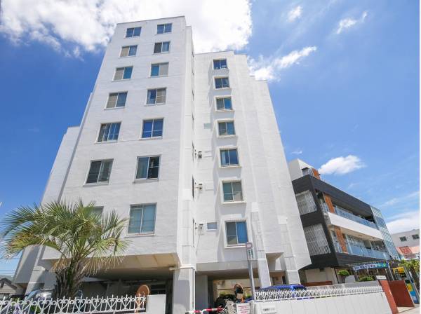 『新江ノ島水族館』正面に佇むスタイリッシュレジデンス