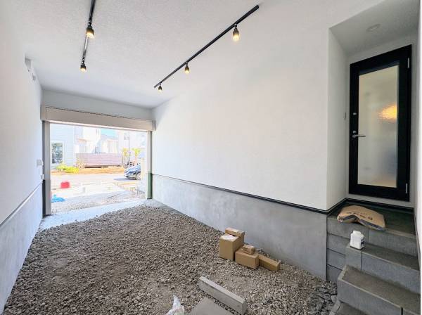 愛車を守る電動シャッター付き