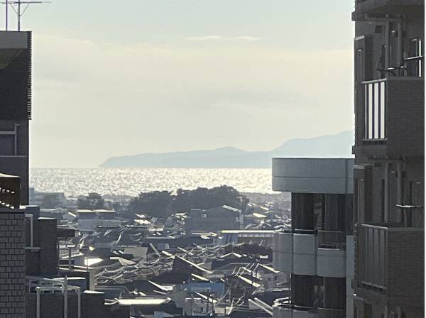 建物の間からにはなりますが、キラキラした海がとてもきれいです