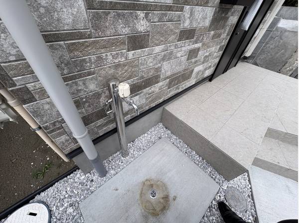 玄関横には水道が有りますので、便利ですよ！